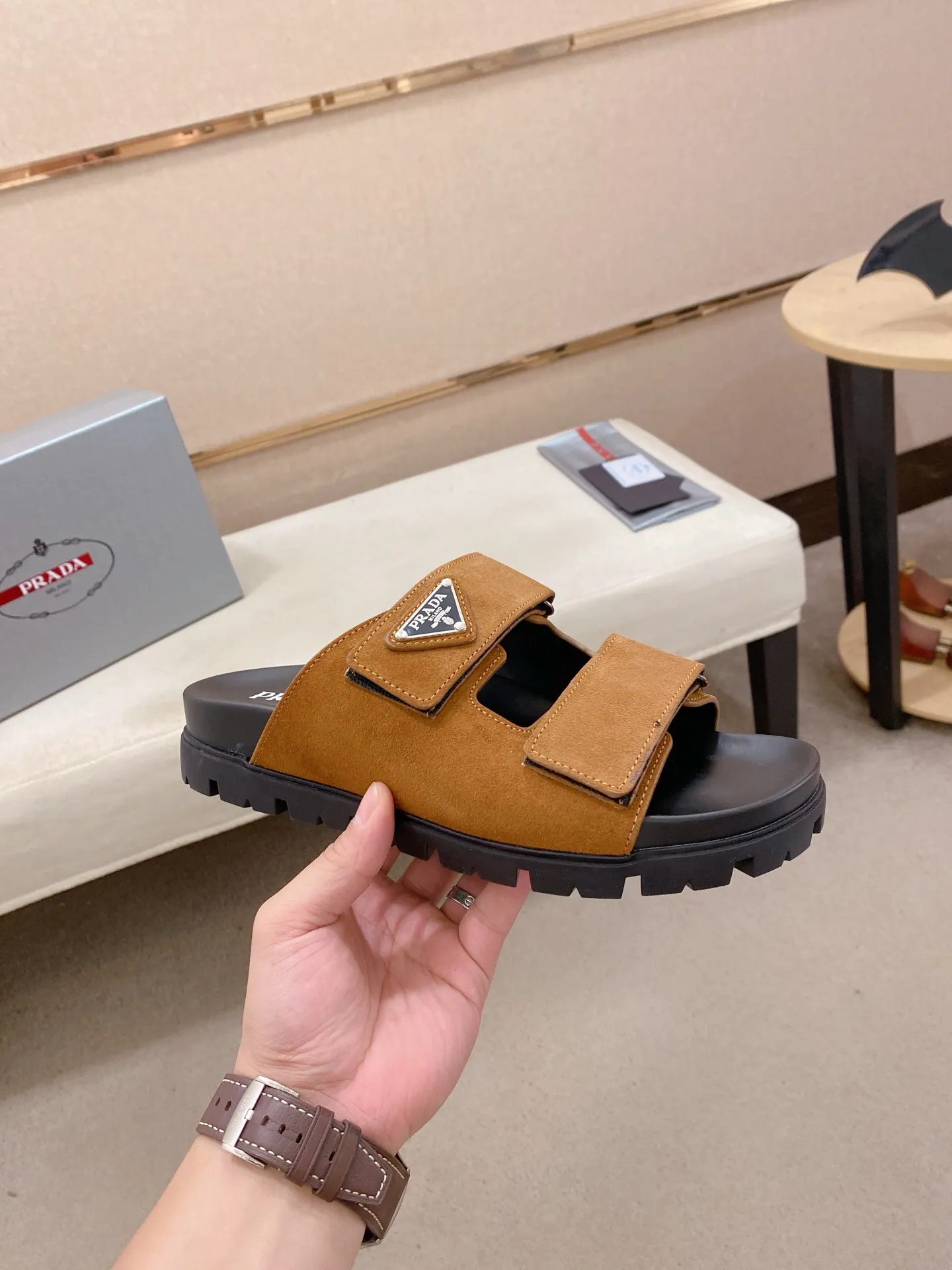 Men's shoes 💰: 440💰 [PRADA Slippers] High-end men's shoes brand official website 1:1 latest masterpiece: original mold opening and customization, the fabric is made of imported suede cowhide original material, upgraded outsole, lighter and non-slip. The market's top quality, simple yet tasteful, a must-have for fashionistas, fashionable at your feet, full of confidence, the same style at the counter 👍The season of summer slippers is here. Code: 38-45